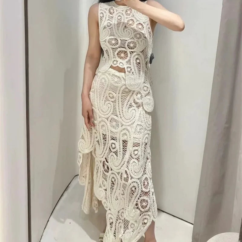 Conjunto Feminino Assimétrico em Renda